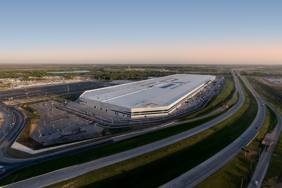 Tesla Now Has Its Own Traffic Lane at the US/Mexico Border Crossing