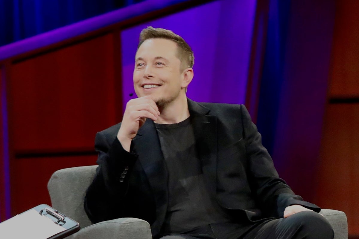 Elon Musk Scoffs At 'Conventional CEOs:' They Seem Like Android or Drone