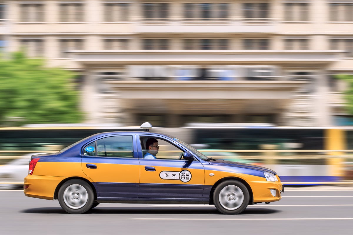 'Mystery' Passenger Pays Chinese Taxi Driver $4,400 To Jump Red Lights: 'This Man Is Rich And Wilful'