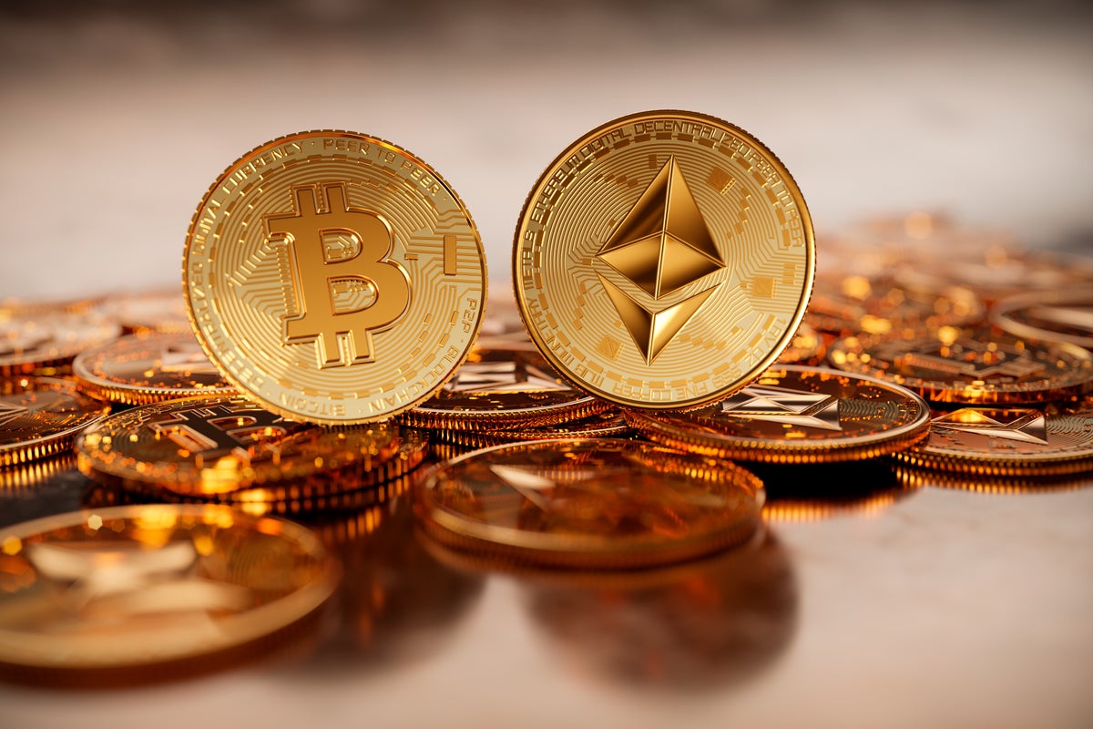 Bitcoin ($BTC), Dogecoin ($DOGE), Ethereum ($ETH) – Bitcoin, Ethereum Outdo Dogecoin Amid Stock Market Turmoil: Analyst Sees Apex Crypto's 'Next Major Move' After This Key US Data