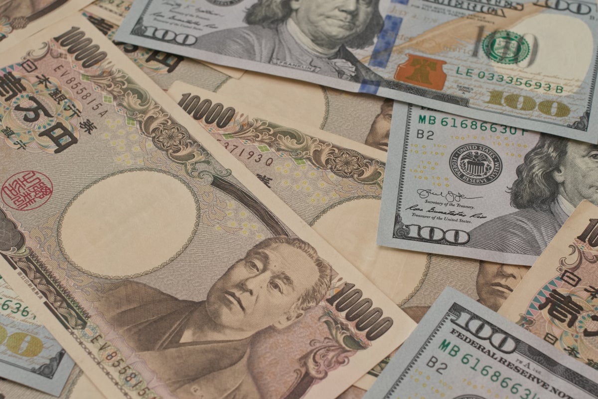 Japanese Yen Falls To 24-Year Low Against Dollar, Hovers Very Close To 140-Mark