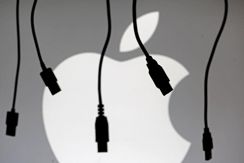 U.S. antitrust officials ask to join arguments in Apple appeal By Reuters