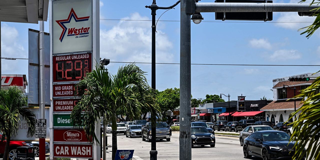 Consumer confidence jumps to five-month high thanks to falling gas prices