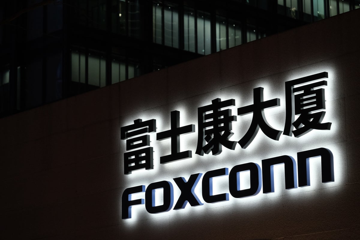 Apple Supplier Foxconn Posts Record Q3 Revenue: Says 'Cautiously Positive' On Q4 Outlook - Apple (NASDAQ:AAPL), Hon Hai Precision (OTC:HNHPF)