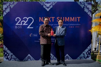 Photo shows Oka Artha Ardhana Sukawati, deputy governor of Bali Province, Indonesia jointly holding a bottle of Red Xifeng with Guo for photo taking.