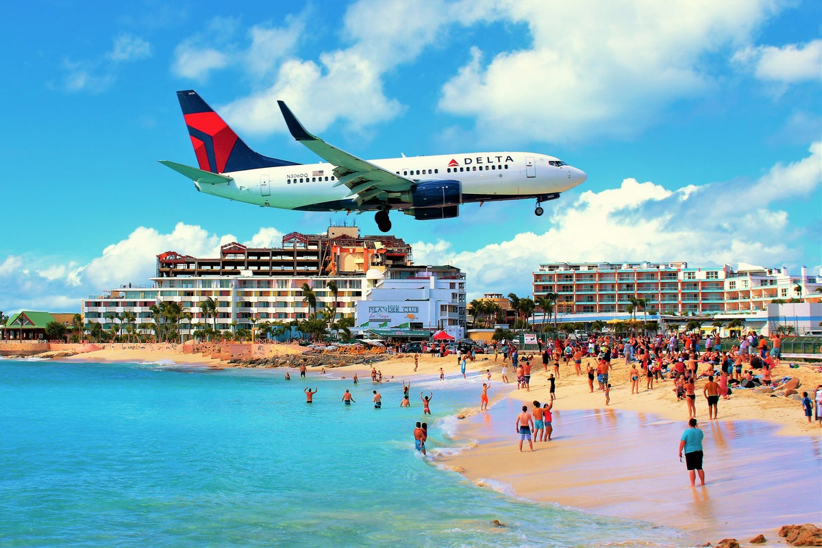 Charting Delta Air Lines Stock's Turbulent Q3 Earnings Trade - Delta Air Lines (NYSE:DAL)