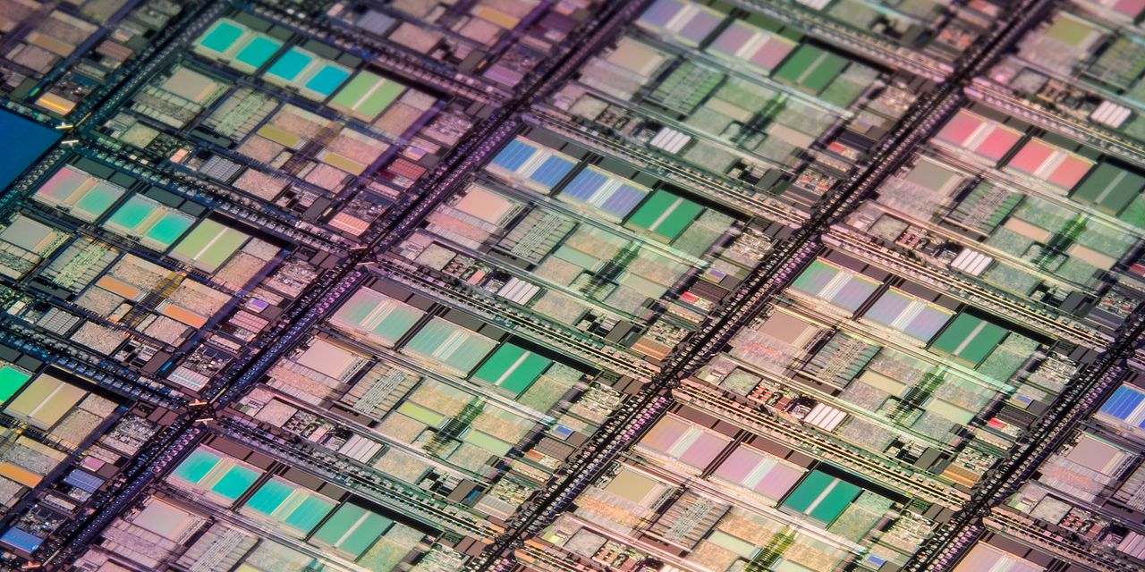 U.S. suppliers halt operations at top Chinese chip maker ahead of new restrictions