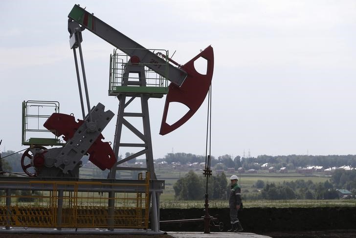 Oil prices dip 1% on China demand worries, U.S. midterm elections By Reuters