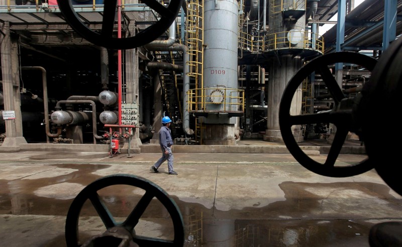 Oil inches up amid wrangling over Russian oil price cap By Reuters