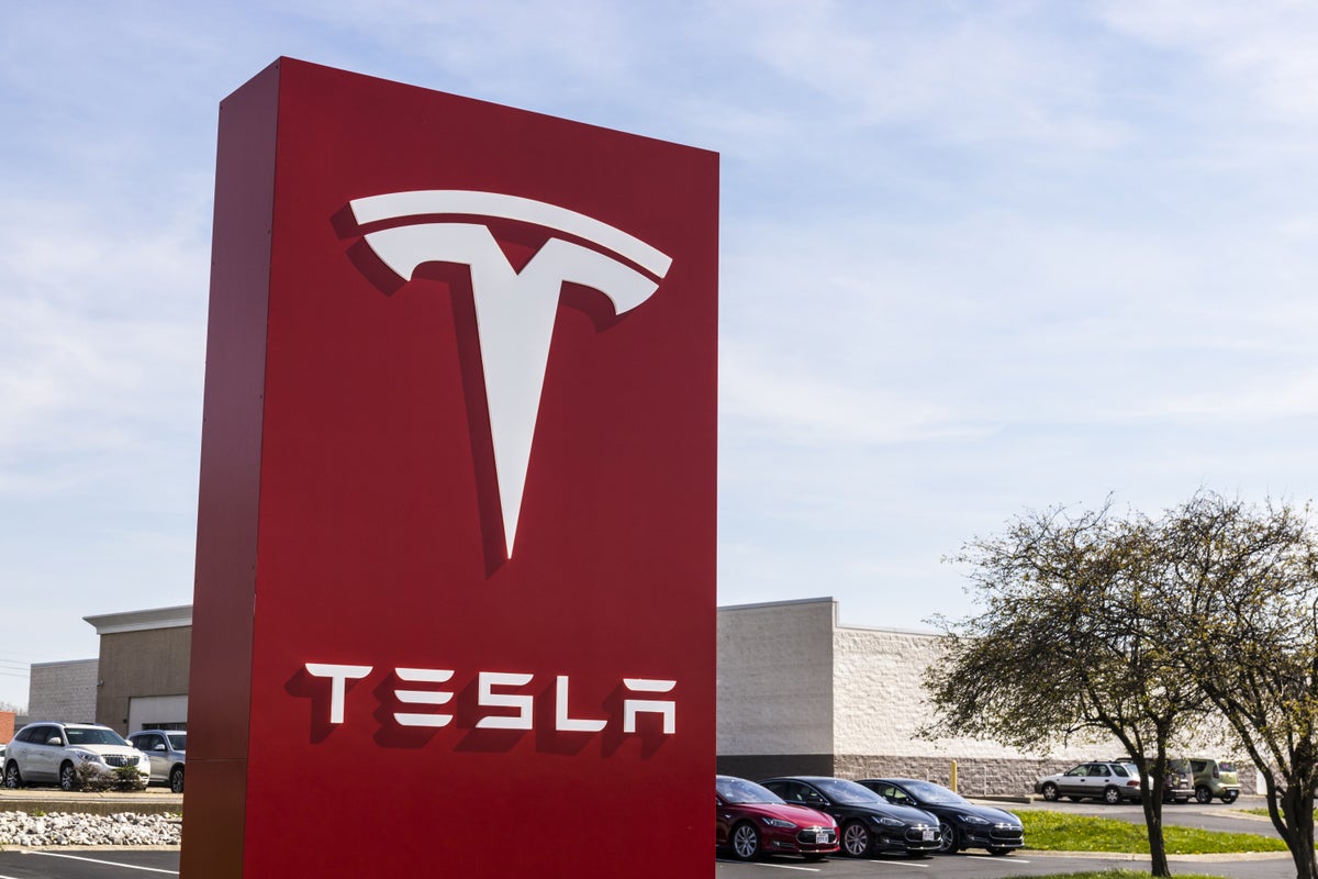 Did Daimler Miss A Trick By Not Buying Tesla? Analyst Says 'Worse Than Blockbuster Not Buying Netflix' - Tesla (NASDAQ:TSLA)