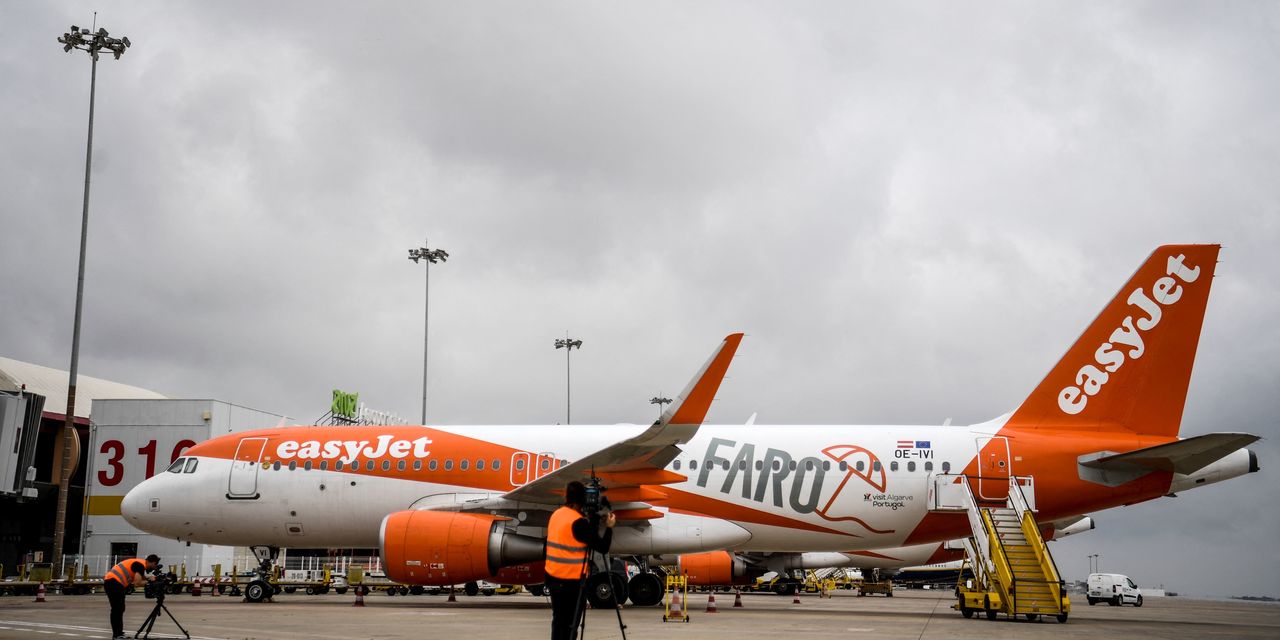 EasyJet losses narrow, revenue grows, sees stronger passenger growth for early 2023