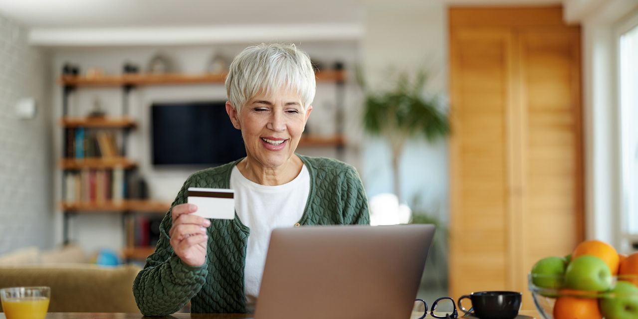 U.S. demand for credit cards holds strong amid rising rates, New York Fed says