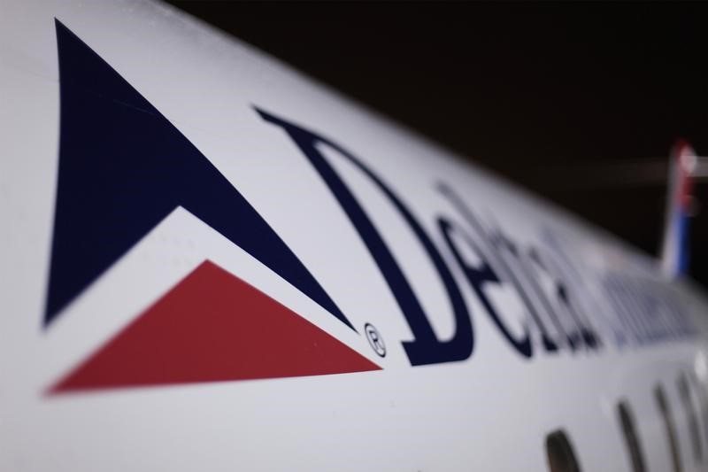 Delta offers 34% pay raise to pilots in new contract By Reuters