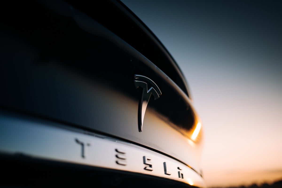 Cathie Wood Loads Up $2.7M In Tesla On Day Shares Crash 11.4% — Also Adds This Bitcoin Related Stock - Tesla (NASDAQ:TSLA), Coinbase Global (NASDAQ:COIN)