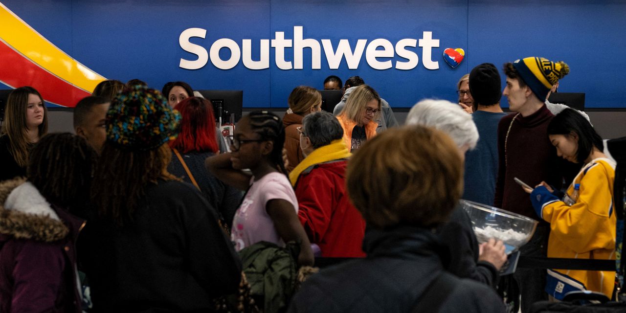 Southwest sees flight cancellations costing up to $825 million