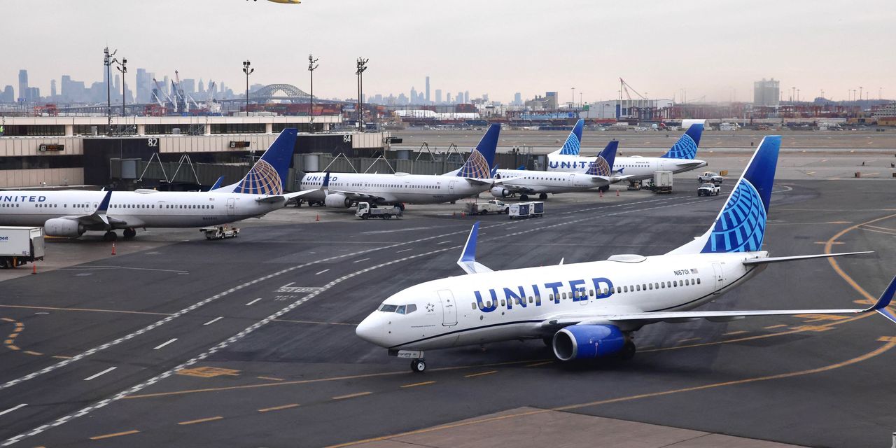 United Airlines swings to profit despite 'worst' winter storm, issues blue-sky guidance